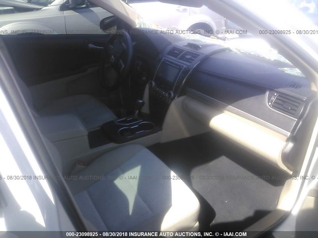 4T1BF1FK0CU513540 - 2012 TOYOTA CAMRY SE/LE/XLE თეთრი ფოტო 5