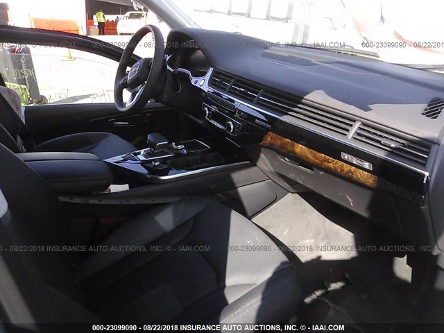 WA1VAAF74JD023458 - 2018 AUDI Q7 PRESTIGE SILVER photo 5