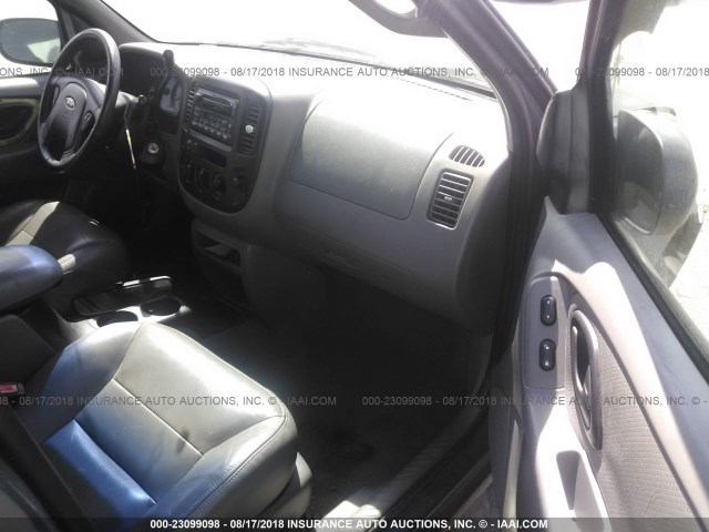 1FMYU04101KA80010 - 2001 FORD ESCAPE XLT BLUE photo 5