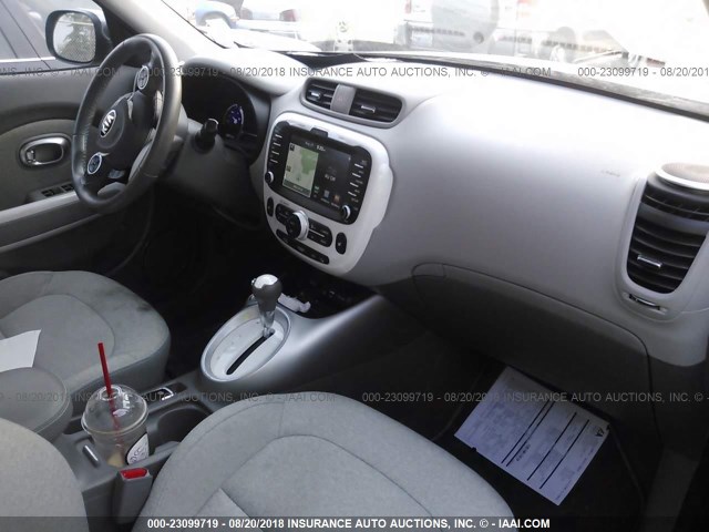 KNDJP3AE7G7017813 - 2016 KIA SOUL EV + GRAY photo 5