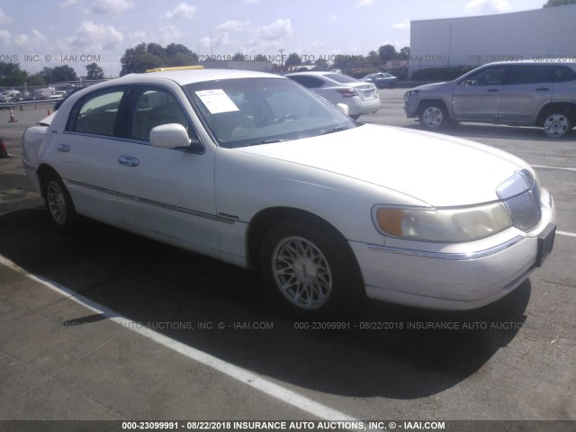 1LNFM82W4WY614814 - 1998 LINCOLN TOWN CAR SIGNATURE WHITE photo 1