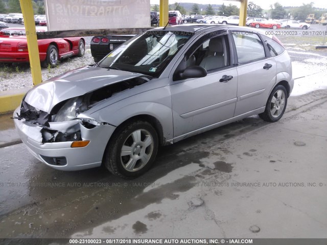 1FAFP37NX7W330881 - 2007 FORD FOCUS ZX5/S/SE/SES SILVER photo 2