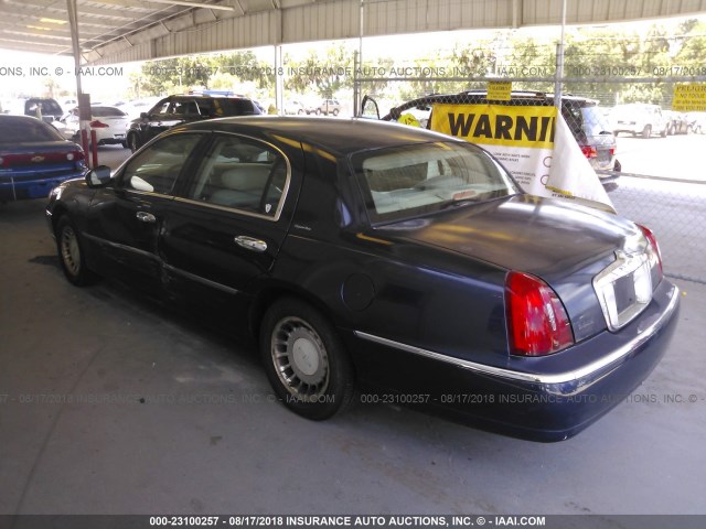 1LNHM82W91Y662147 - 2001 LINCOLN TOWN CAR SIGNATURE BLUE photo 3