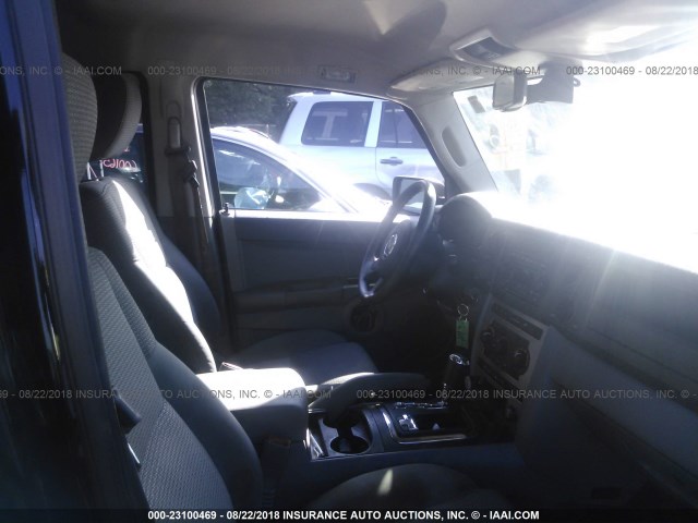 1J8HG48N56C188777 - 2006 JEEP COMMANDER BLACK photo 5