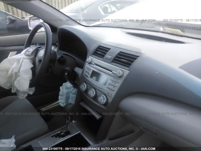 4T1BF3EK5AU056413 - 2010 TOYOTA CAMRY SE/LE/XLE ვერცხლისფერი ფოტო 5