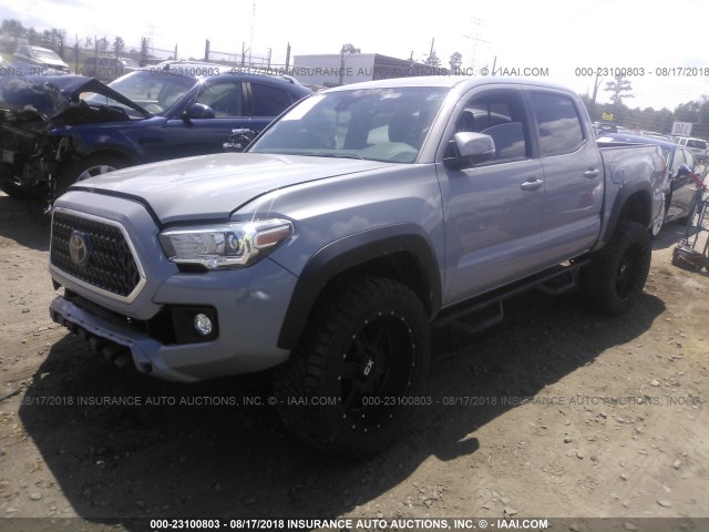 3TMCZ5AN7JM138000 - 2018 TOYOTA TACOMA DBL CAB/SR/TRDSPT/OR/PRO ნაცრისფერი ფოტო 2