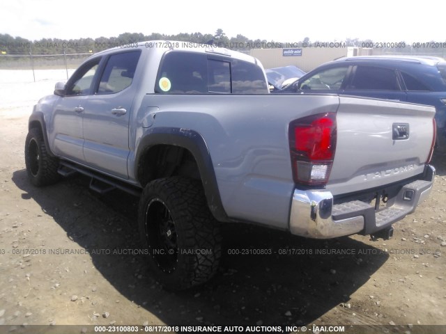 3TMCZ5AN7JM138000 - 2018 TOYOTA TACOMA DBL CAB/SR/TRDSPT/OR/PRO ნაცრისფერი ფოტო 3