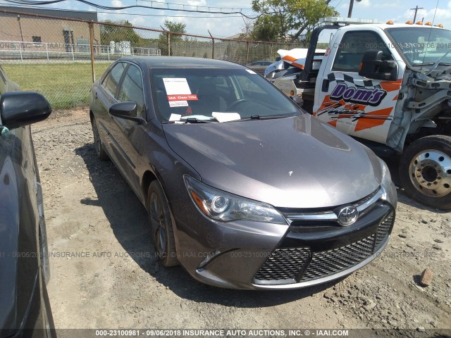 4T1BF1FK3HU300394 - 2017 TOYOTA CAMRY LE/XLE/SE/XSE 棕色 照片 1