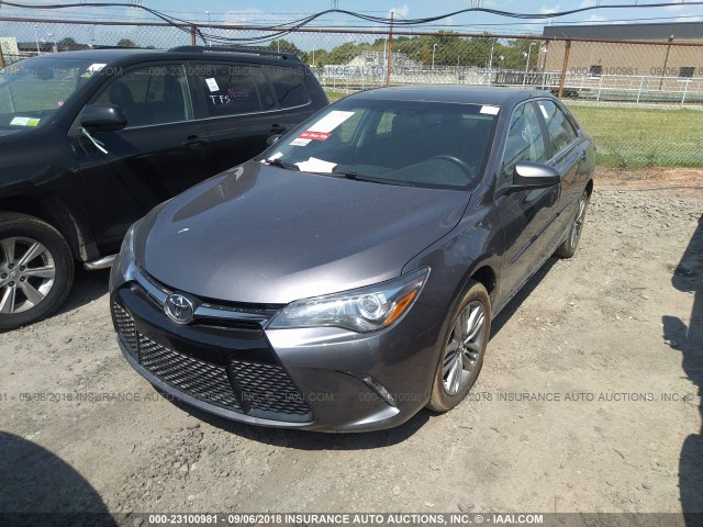 4T1BF1FK3HU300394 - 2017 TOYOTA CAMRY LE/XLE/SE/XSE 棕色 照片 2