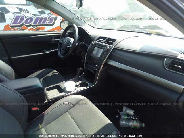 4T1BF1FK3HU300394 - 2017 TOYOTA CAMRY LE/XLE/SE/XSE 棕色 照片 5