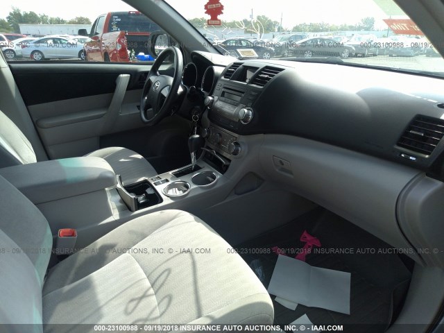 5TDBK3EH3CS141357 - 2012 TOYOTA HIGHLANDER SE GRAY photo 5