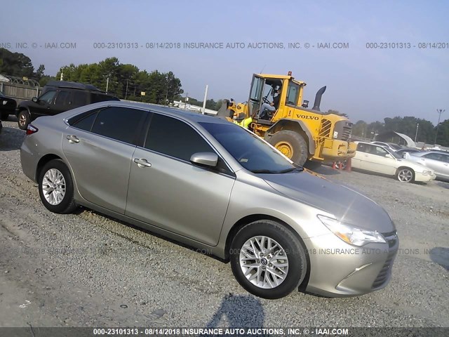 4T1BF1FK0HU358060 - 2017 TOYOTA CAMRY LE/XLE/SE/XSE GOLD photo 1