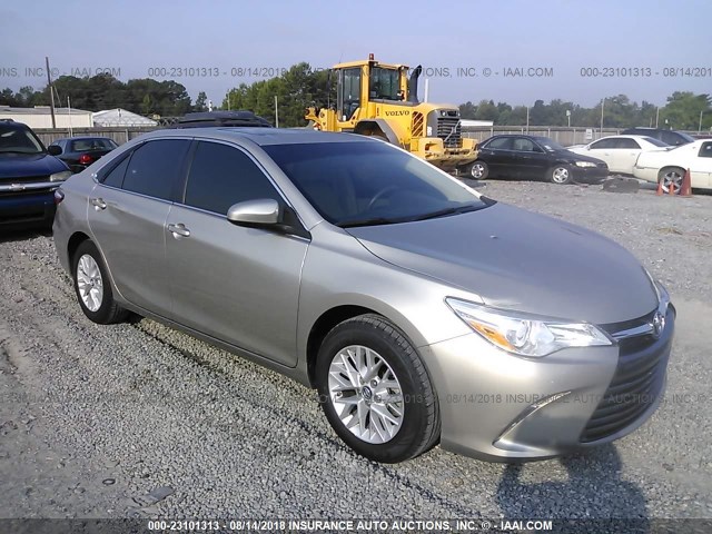 4T1BF1FK0HU358060 - 2017 TOYOTA CAMRY LE/XLE/SE/XSE GOLD photo 6