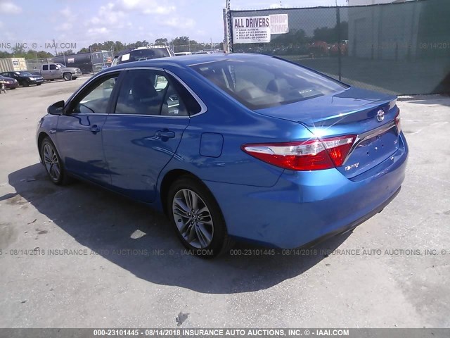 4T1BF1FK3HU696312 - 2017 TOYOTA CAMRY LE/XLE/SE/XSE BLUE photo 3