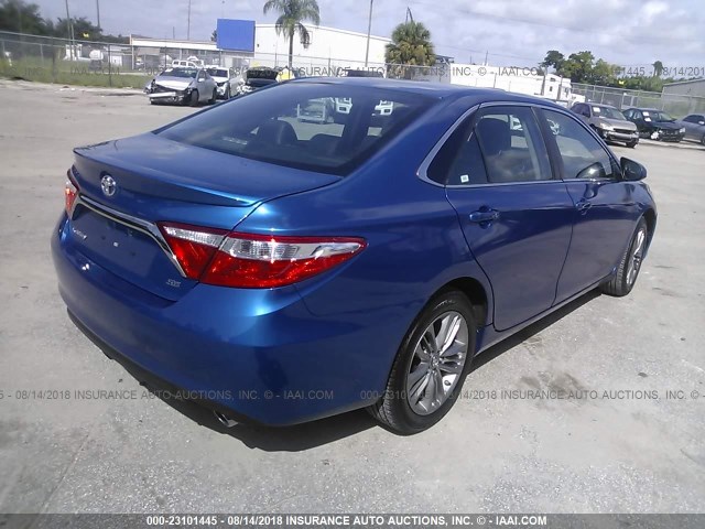 4T1BF1FK3HU696312 - 2017 TOYOTA CAMRY LE/XLE/SE/XSE BLUE photo 4