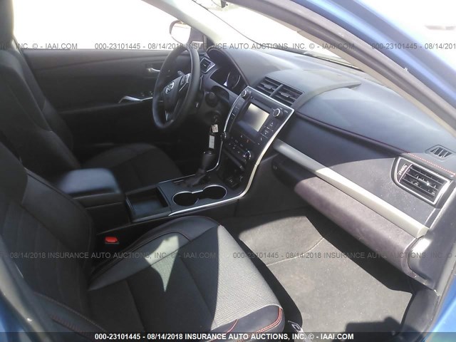 4T1BF1FK3HU696312 - 2017 TOYOTA CAMRY LE/XLE/SE/XSE BLUE photo 5