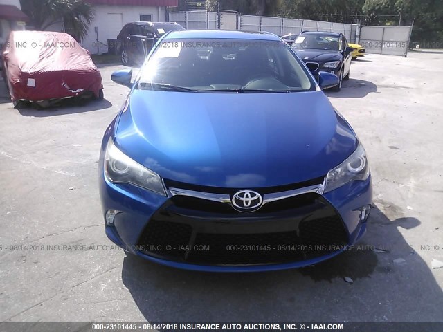 4T1BF1FK3HU696312 - 2017 TOYOTA CAMRY LE/XLE/SE/XSE BLUE photo 6