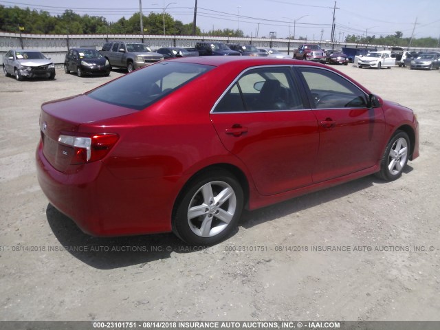 4T1BF1FK8EU801051 - 2014 TOYOTA CAMRY L/SE/LE/XLE 勃艮第红 照片 4