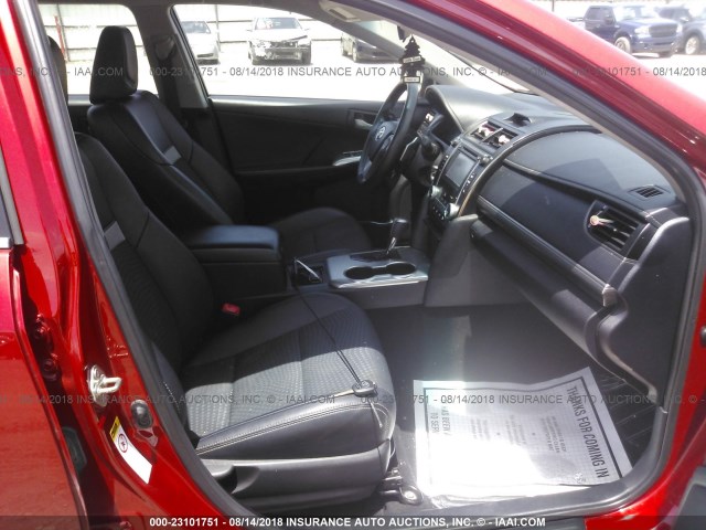 4T1BF1FK8EU801051 - 2014 TOYOTA CAMRY L/SE/LE/XLE 勃艮第红 照片 5