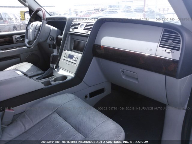 5LMFU28RX4LJ04652 - 2004 LINCOLN NAVIGATOR Gris photo 5