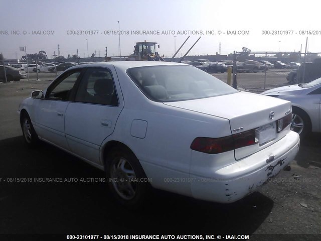 JT2BG22K210539776 - 2001 TOYOTA CAMRY CE/LE/XLE თეთრი ფოტო 3