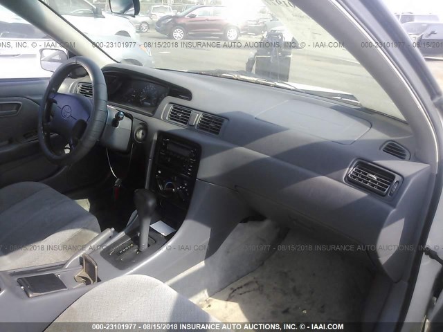 JT2BG22K210539776 - 2001 TOYOTA CAMRY CE/LE/XLE თეთრი ფოტო 5