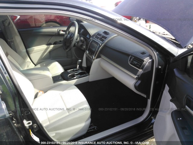 4T4BF1FK8ER386321 - 2014 TOYOTA CAMRY L/SE/LE/XLE 灰色 照片 5