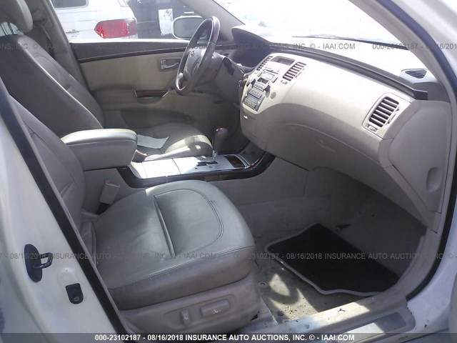 KMHFC46F26A047422 - 2006 HYUNDAI AZERA WHITE photo 5