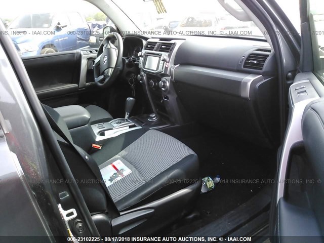 JTEBU5JR6J5491102 - 2018 TOYOTA 4RUNNER SR5 PREM/LTDL/TRAIL/TRD GRAY photo 5