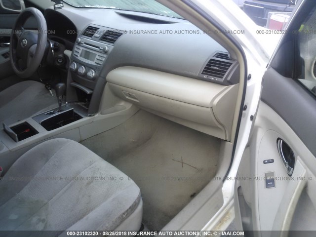 4T1BF3EK7BU755186 - 2011 TOYOTA CAMRY SE/LE/XLE WHITE photo 5