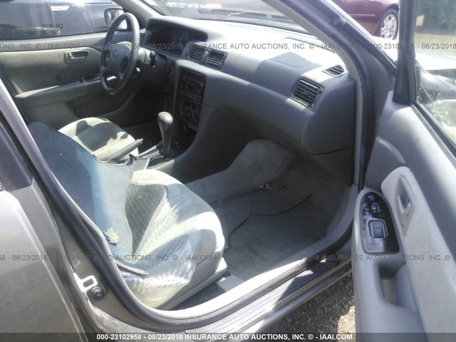 4T1BG22K9WU386218 - 1998 TOYOTA CAMRY CE/LE/XLE 灰色 照片 5