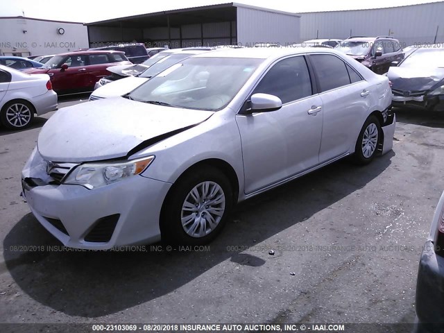 4T4BF1FK5DR317438 - 2013 TOYOTA CAMRY L/SE/LE/XLE SILVER photo 2