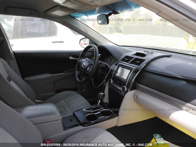 4T4BF1FK5DR317438 - 2013 TOYOTA CAMRY L/SE/LE/XLE ვერცხლისფერი ფოტო 5
