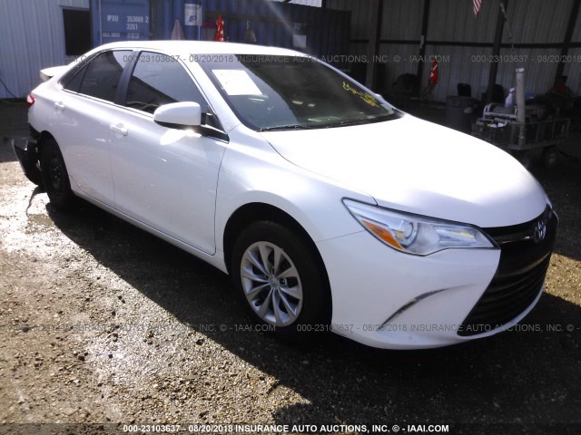 4T1BF1FK4HU319438 - 2017 TOYOTA CAMRY LE/XLE/SE/XSE 白色 照片 1