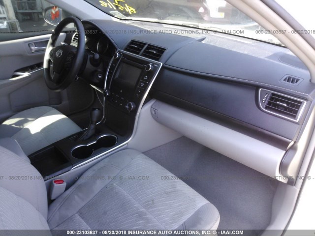 4T1BF1FK4HU319438 - 2017 TOYOTA CAMRY LE/XLE/SE/XSE 白色 照片 5