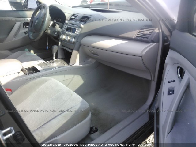 4T4BF3EK2BR189864 - 2011 TOYOTA CAMRY SE/LE/XLE ნაცრისფერი ფოტო 5