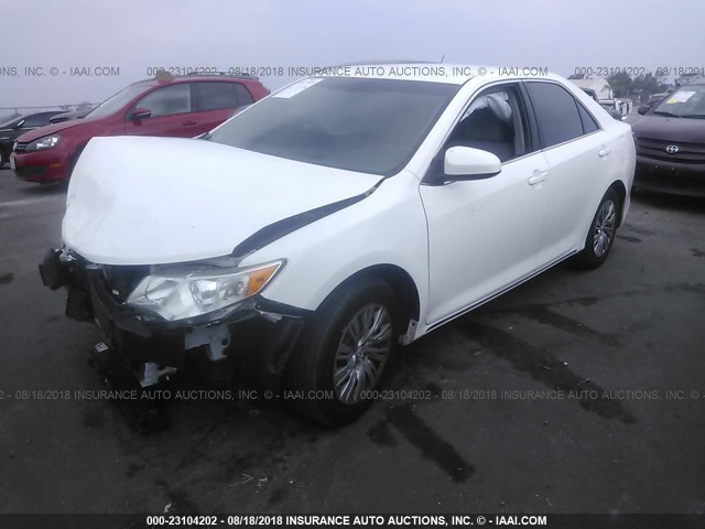 4T1BF1FK7EU406262 - 2014 TOYOTA CAMRY L/SE/LE/XLE 白色 照片 2