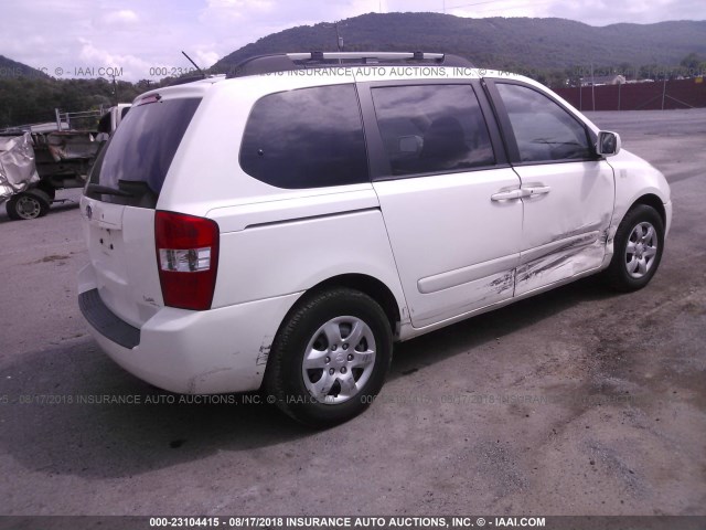 KNDMB133186239931 - 2008 KIA SEDONA WHITE photo 4