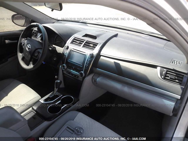 4T1BF1FK5CU045174 - 2012 TOYOTA CAMRY SE/LE/XLE 银色 照片 5
