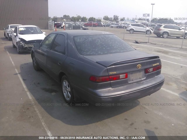 JT2BG22K5W0237664 - 1998 TOYOTA CAMRY CE/LE/XLE 灰色 照片 3