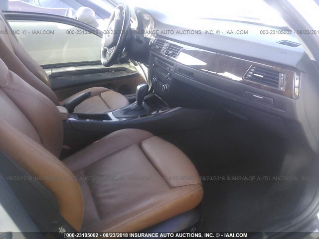 WBAPH5G51BNM76217 - 2011 BMW 328 I SULEV WHITE photo 5