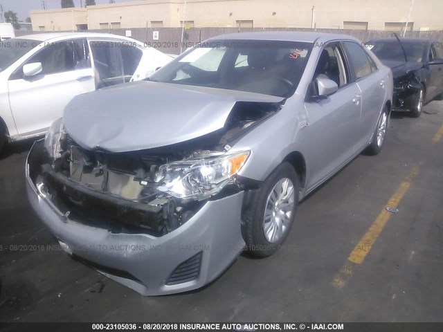 4T1BD1FK6CU052995 - 2012 TOYOTA CAMRY HYBRID/LE/XLE SILVER photo 2