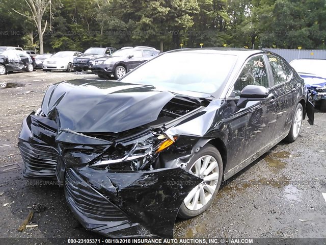 4T1B11HK6JU096854 - 2018 TOYOTA CAMRY L/LE/XLE/SE/XSE BLACK photo 2