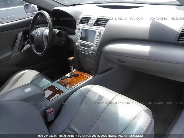 4T4BF3EK8BR092765 - 2011 TOYOTA CAMRY SE/LE/XLE 银色 照片 5