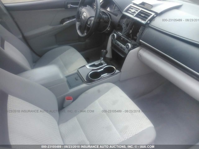 4T1BF1FK6CU118858 - 2012 TOYOTA CAMRY SE/LE/XLE GRAY photo 5