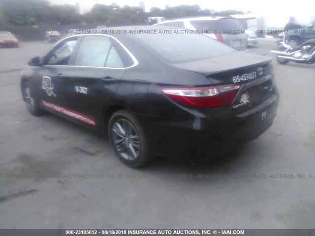4T1BF1FK0GU233672 - 2016 TOYOTA CAMRY LE/XLE/SE/XSE BLACK photo 3