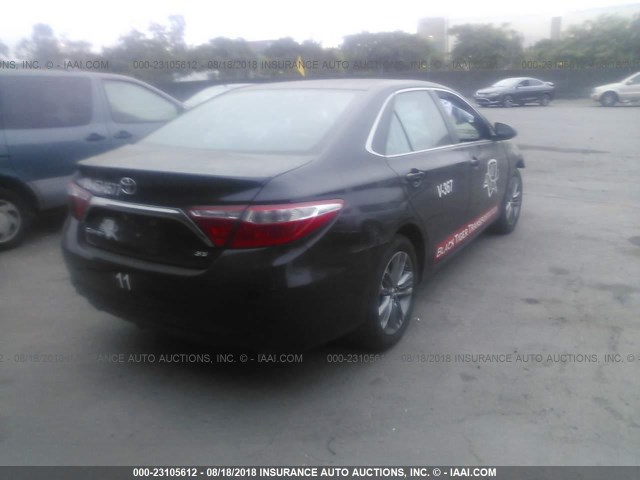 4T1BF1FK0GU233672 - 2016 TOYOTA CAMRY LE/XLE/SE/XSE BLACK photo 4