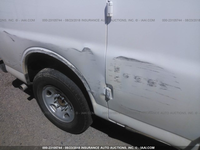 1GTGG25VX61120451 - 2006 GMC SAVANA G2500 WHITE photo 6