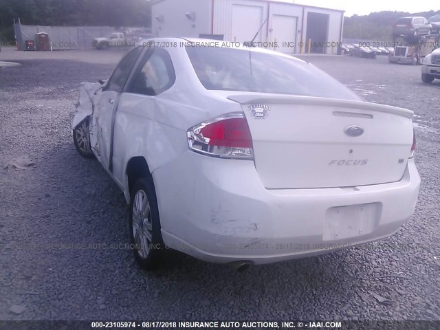 1FAHP33N28W250040 - 2008 FORD FOCUS SE/SEL/SES WHITE photo 3