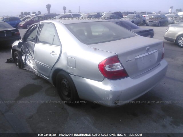 4T1BE32K42U100829 - 2002 TOYOTA CAMRY LE/XLE/SE Gümüş foto 3
